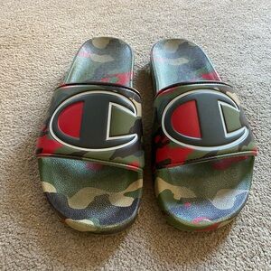 Mens size 9 Champion camouflage slides.